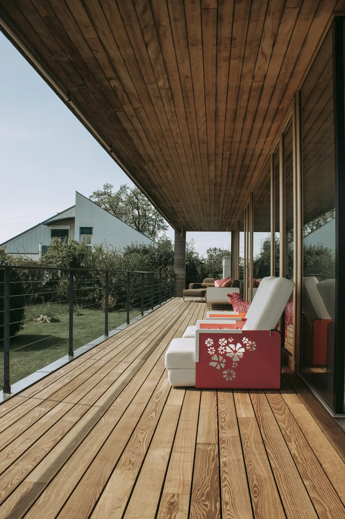Überdachte Terrasse mit Dielen aus Thermokiefer. Terrasse couverte avec lames en pin thermo.