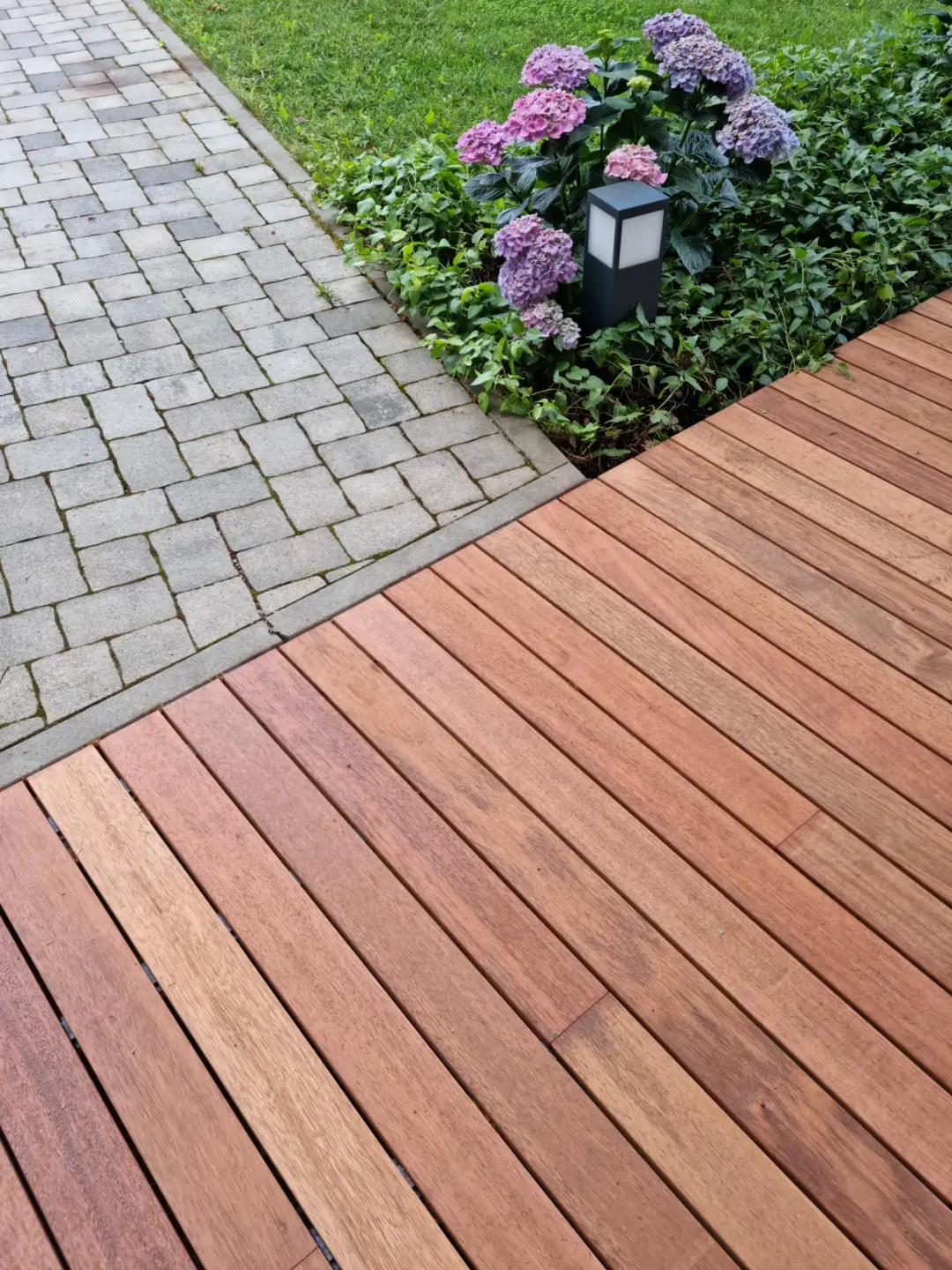 Vetedy Terrassendiele Merbau braun Nahaufnahme. Dalle Vetedy Merbau brun en détail.