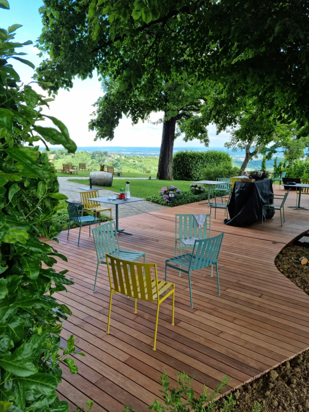 Vetedy Merbau Terrasse im modernen Garten. Terrasse Vetedy Merbau dans un jardin moderne.