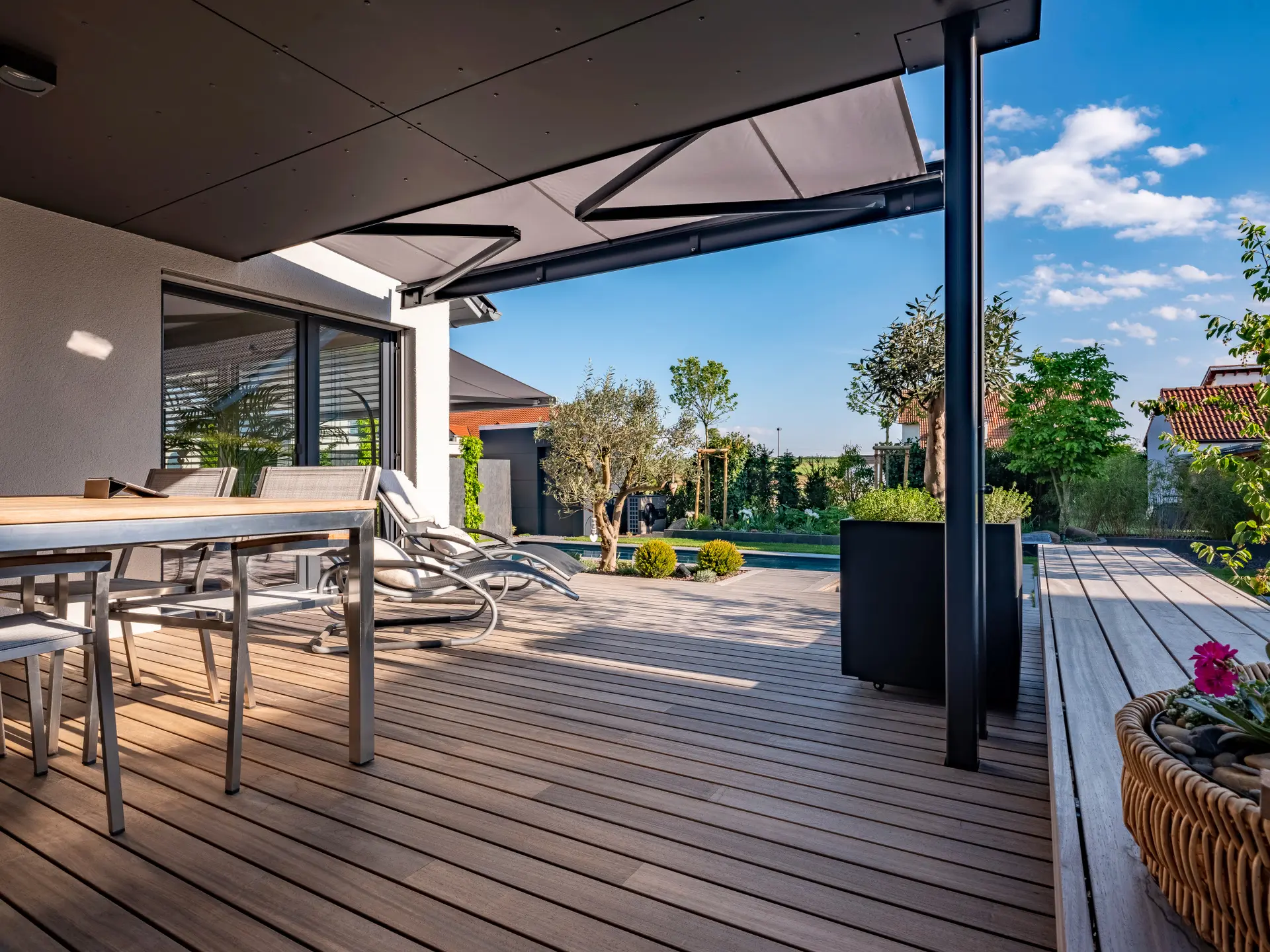 Vetedy Padouk Terrasse mit Gartenmöbeln. Terrasse Vetedy Padouk avec mobilier de jardin.