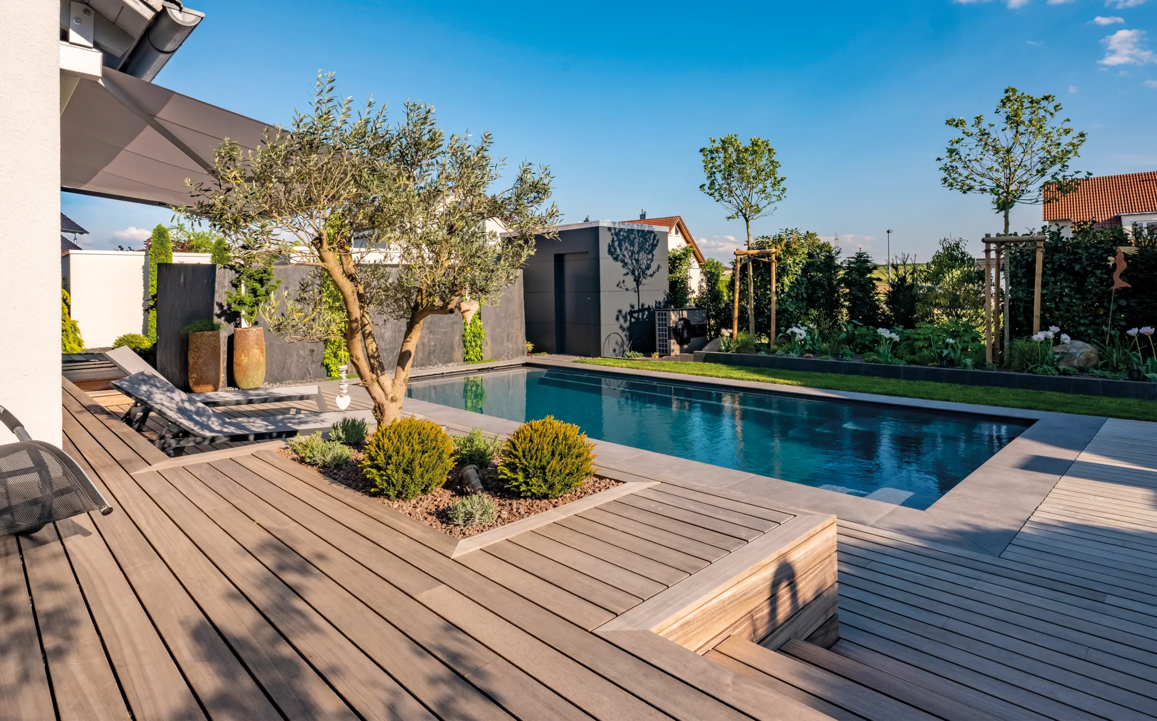 Vetedy Padouk Terrasse am Pool, modern und edel. Terrasse Vetedy Padouk près de la piscine.