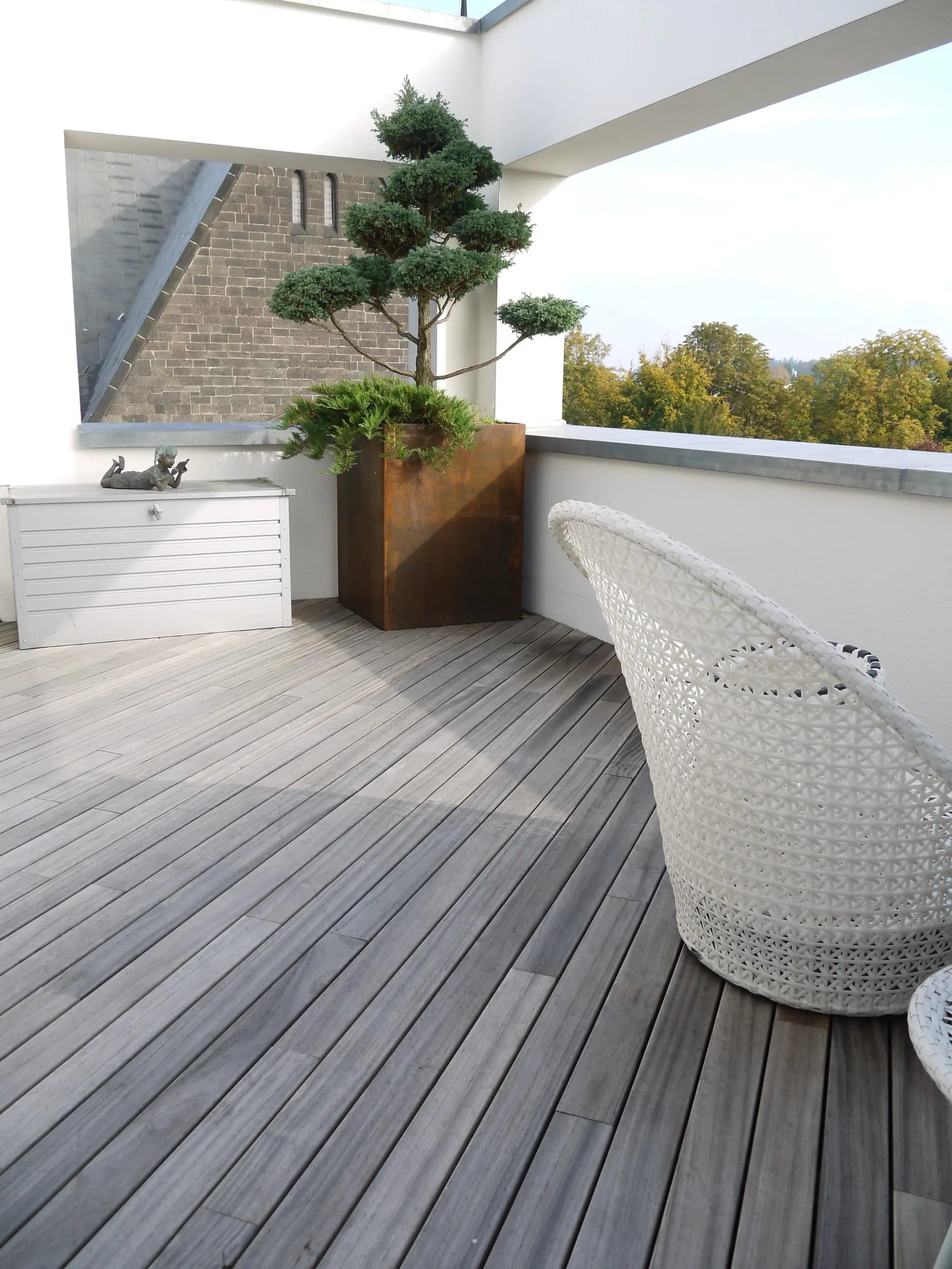 Vetedy Padouk Dielen grau auf modernem Balkon. Lames Padouk Vetedy grises sur balcon moderne.